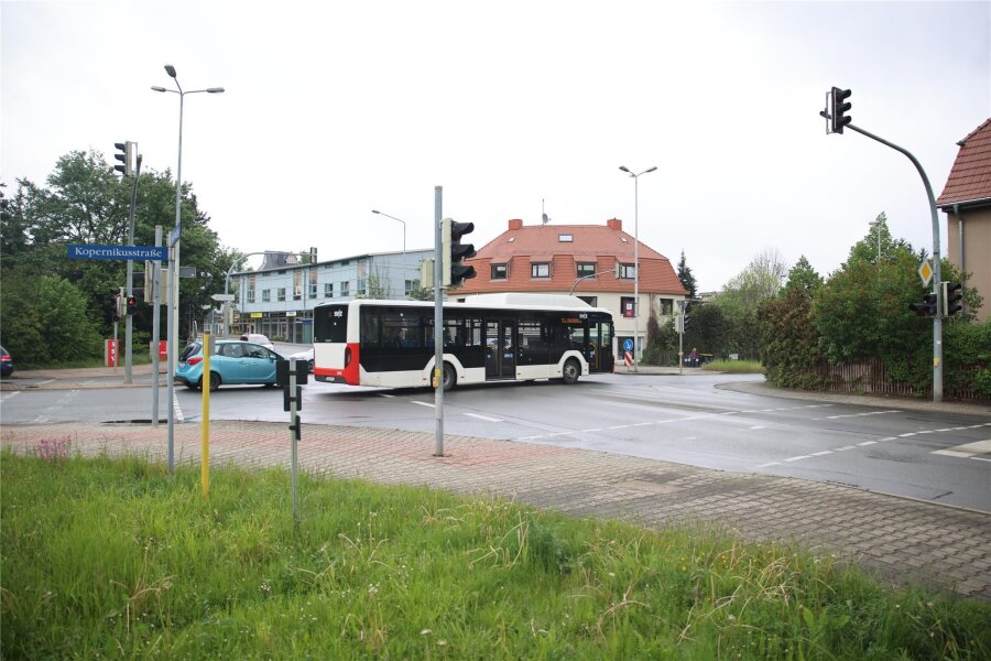 Umbau geplant: Ampel in Zwickau-Weißenborn soll Unfallgefahren minimieren - Die prominente Kreuzung in Zwickau-Weißenborn soll eine neue Ampel bekommen, die das Linksabbiegen sicherer macht.