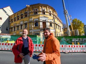 Umbau zur Herberge beginnt mit Abriss - Investor Toralf Zinner (links) und Projektant Heiko Schilling besichtigen die Baustelle. Das Zschopauer Stadtcafè wird zur Jugendherberge umgebaut.
