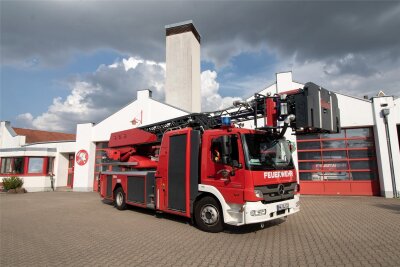 Umbaupläne für Feuerwache in Burgstädt werden konkreter - Das Feuerwehrgerätehaus in Burgstädt soll erweitert und umgebaut werden, im Vordergrund ein Fahrzeug mit Drehleiter.