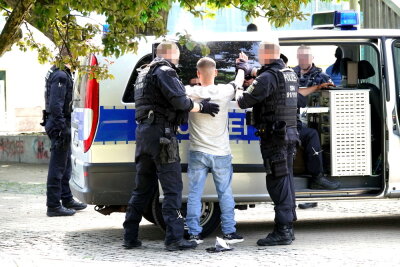 Umfangreiche Polizeikontrolle in Chemnitz: Elf Verstöße festgestellt - Rund 70 Einsatzkräfte waren in der Chemnitzer Innenstadt unterwegs
