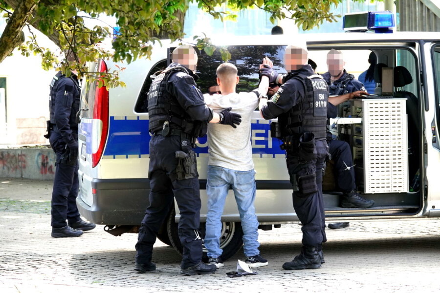 Rund 70 Einsatzkräfte waren in der Chemnitzer Innenstadt unterwegs