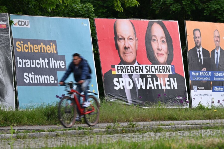 Umfrage: Union mit Abstand stärkste Kraft bei Europawahl - Wahlplakate verschiedener Parteien im Stadtteil Sachsenhausen in Frankfurt am Main.