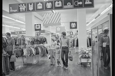 Umfrage unter Zwickauern: Wer kann sich noch an das alte Warenhaus Konsument erinnern? - Blick in die Kinderabteilung des Kaufhauses 1979.
