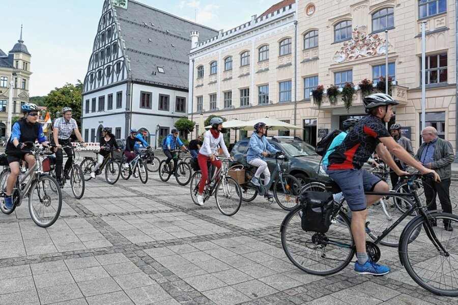 Mitarbeiter der Stadtverwaltung haben zum Start der Stadtradeln-Aktion eine gemeinsame Radtour unternommen. 