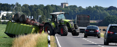 Umgekippter Hänger stoppt den Verkehr - Der Anhänger eines Traktors ist am Dienstag gegen 9 Uhr auf einem Feld an der Staatsstraße zwischen Ottendorf und Mittweida umgekippt.