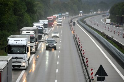 Umgekippter LKW auf der A4 bei Hainichen: Stau im Berufsverkehr - Die A4 bei Frankenberg: Gegen 9.30 Uhr rollte der Verkehr Richtung Chemnitz vorerst wieder.