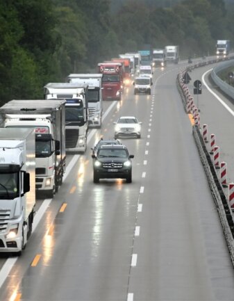 Umgekippter Lkw stoppt Berufsverkehr - Die Autobahn bei Frankenberg: Ab 9.30 Uhr rollte der Verkehr Richtung Chemnitz wieder. 