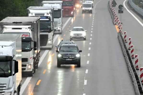 Umgekippter Lkw stoppt Berufsverkehr - Die Autobahn bei Frankenberg: Ab 9.30 Uhr rollte der Verkehr Richtung Chemnitz wieder. 