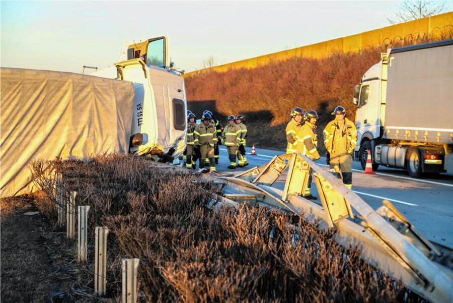 Umgekippter Sattelzug auf A72: Polizei schätzt Schaden auf 60.000 Euro - Der Sattelzug war auf der A 72 umgekippt und durch die Mittelleitplanke gefahren.