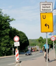 Umleitung: Ausschilderung sorgt für Frust - Autofahrer, die an der Göltzschtalstraße der Umleitung folgen, ahnen nicht, dass sie in zwei Minuten im Stadtzentrum Lengenfeld wären.
