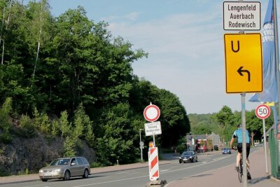 Umleitung um Lengenfeld: Ausschilderung sorgt für Frust - Autofahrer, die an der Göltzschtalstraße der Umleitung folgen, ahnen nicht, dass sie in zwei Minuten im Stadtzentrum Lengenfeld wären.