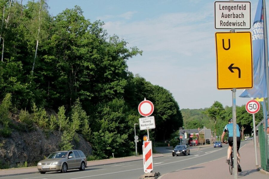 Autofahrer, die an der Göltzschtalstraße der Umleitung folgen, ahnen nicht, dass sie in zwei Minuten im Stadtzentrum Lengenfeld wären.