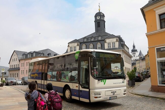 Ersatzhaltestelle Markt: Bis Mitte Oktober gehören nun auch wieder Linienbusse zum Erscheinungsbild der Schwarzenberger Altstadt. 