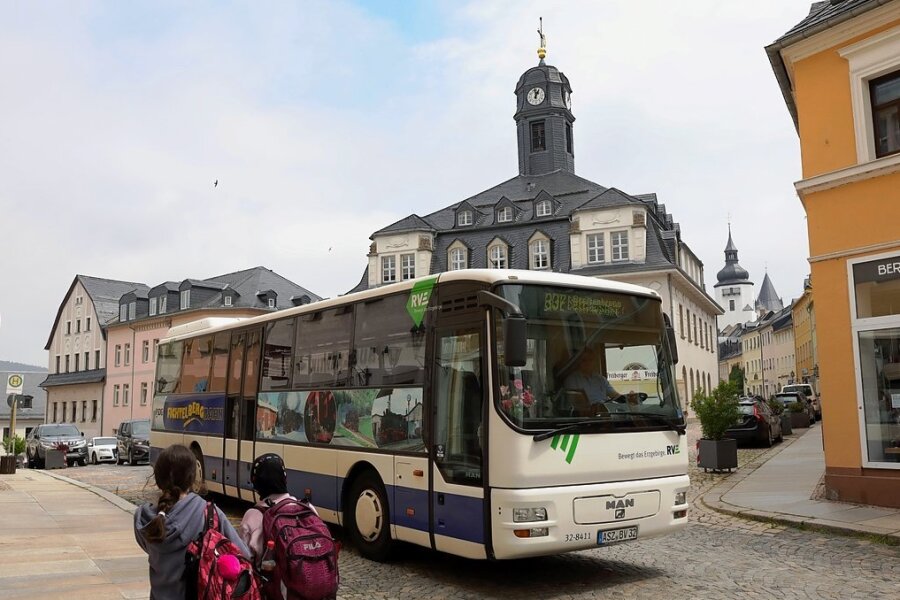 Ersatzhaltestelle Markt: Bis Mitte Oktober gehören nun auch wieder Linienbusse zum Erscheinungsbild der Schwarzenberger Altstadt. 