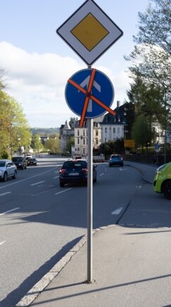 Umleitungsstress in Garagenhof und beschaulichem Wohngebiet - Allerdings sind Verkehrseinschränkungen wie Zwingpfeil und Durchfahrtsverbot in Richtung Straße der Jugend derzeit aufgehoben. 