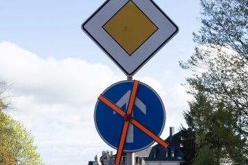Umleitungsstress in Garagenhof und beschaulichem Wohngebiet - Allerdings sind Verkehrseinschränkungen wie Zwingpfeil und Durchfahrtsverbot in Richtung Straße der Jugend derzeit aufgehoben. 