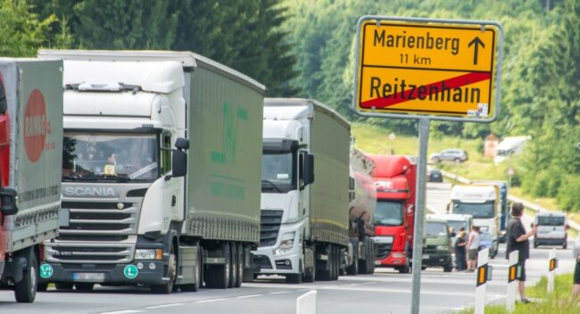 Bürgerinitiativen haben sich deshalb zusammengetan und fordern starke Beschränkungen für den Schwerlastverkehr auf der B 174 zwischen Chemnitz und Reitzenhain. 