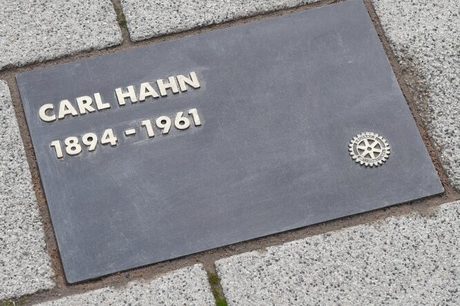 Umstrittene Hahn-Ehrung: Oberbürgermeisterin will TU um Rat fragen - Mit dieser Tafel ist in Chemnitz Carl Hahn senior durch den Rotary-Club will geehrt worden.