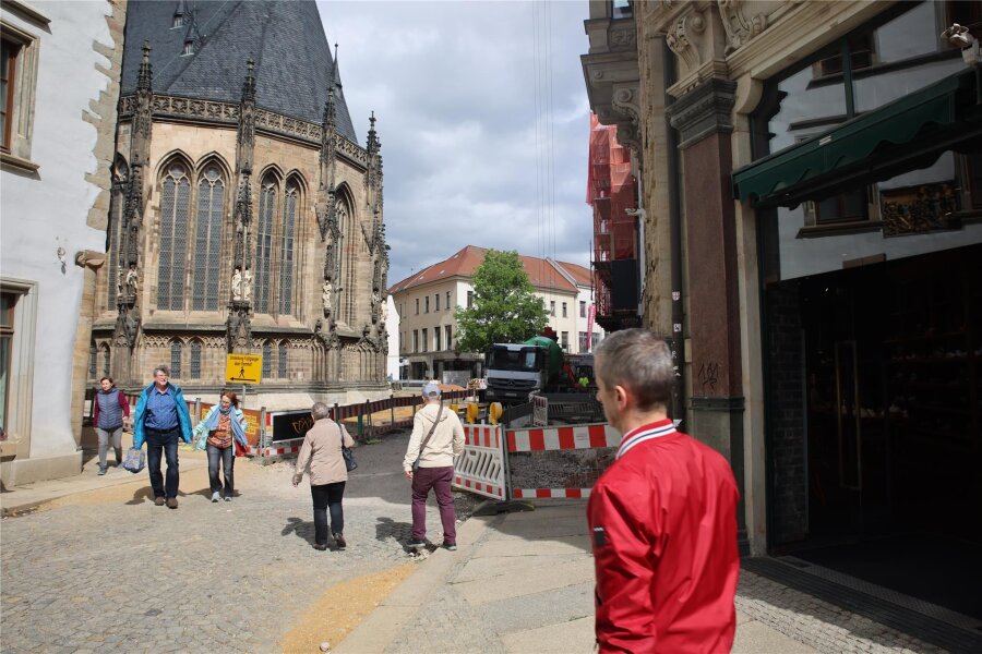Umstrittene Sperrung am Zwickauer Marienplatz soll erweitert und der Domhof von der Marienstraße ganz abgeschnitten werden - Ab dem 27. Mai ist der Durchgang zwischen Dom und Meitznerschem Haus ebenfalls gesperrt.