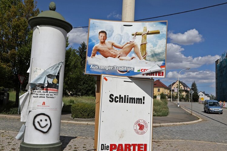 Umstrittene Wahlplakate hängen wieder in Meerane - Auch in Glauchau hängen die umstrittenen Wahlplakate der Satirepartei. In Meerane waren sie kurz vor dem Besuch des Ministerpräsidenten abgehängt worden.