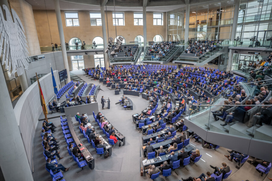 Umstrittene Wahlrechtsreform beschlossen - Bundestag soll schrumpfen - Die Parlamentarier debattieren im Bundestag. Mit der Abstimmung über die Reform des Bundeswahlgesetzes soll eine Verkleinerung des Parlaments nach der nächsten Bundestagswahl erreicht werden.