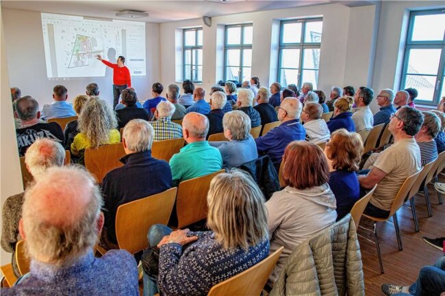 Umstrittener Pflegeheim-Bau: Bekommt Augustusburg eine Stadtmauer? - Der Veranstaltungssaal im Stadthaus war rappelvoll, ein Teil der gut 70 Zuhörer musste stehen. 