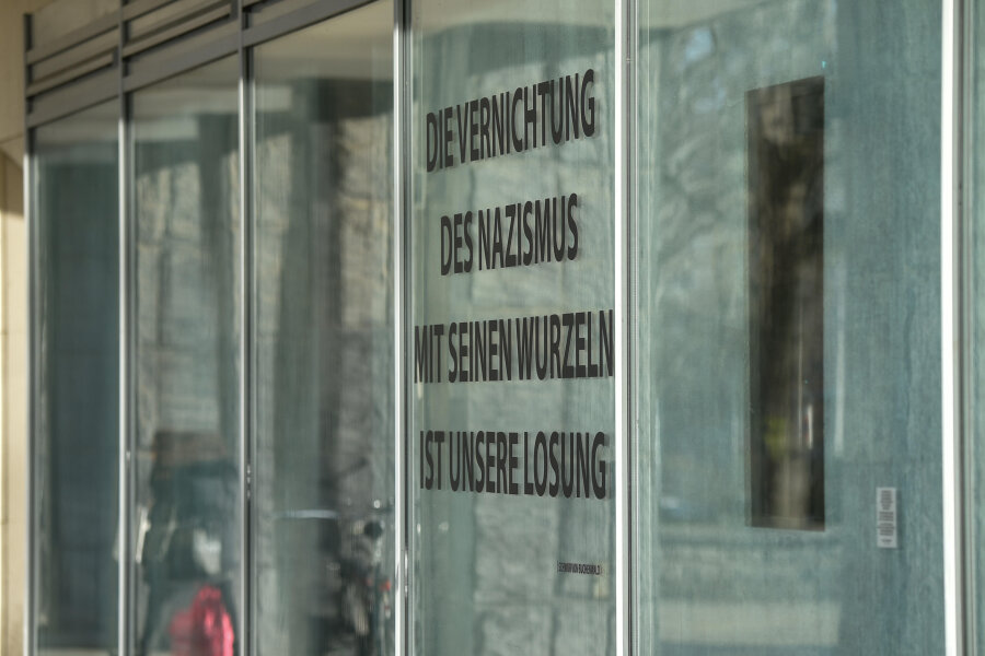 Umstrittenes Holocaust-Gedenken auch in Chemnitz beendet - Im Behördengebäude am Marx-Monument wurde ein Glasbehälter aufgestellt, der ähnlich wie in Berlin offenbar auch Asche und Knochenreste von Holocaust-Opfern enthält.  