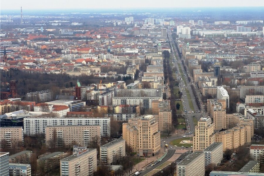 Blick aus dem Berliner Fernsehturm auf die östliche Innenstadt mit der Karl-Marx-Allee in Richtung Frankfurter Allee. 