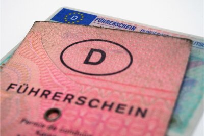 Umtausch von Führerschein: Chemnitzer Behörde öffnet zusätzlich - Der rosafarbene Papier-Führerschein muss umgetauscht werden. Autofahrer erhalten einen Nachweis in Scheckkartenformat. 