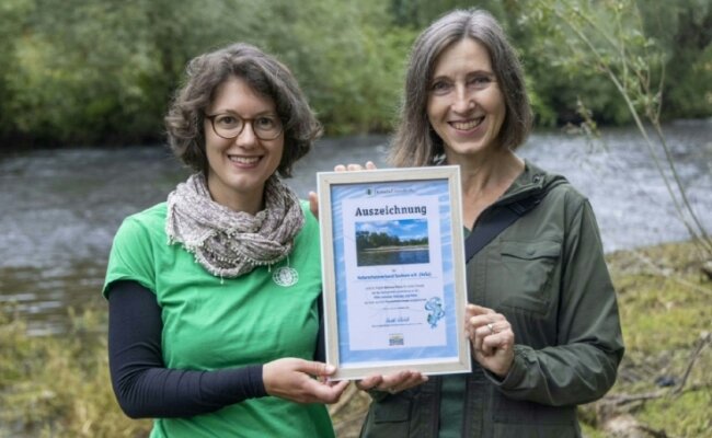 Meike Metz (l.) von der Deutschen Umwelthilfe überreicht Ute Straßburg vom Nasa-Verein die Flussbefreier-Urkunde für die Flöha. 