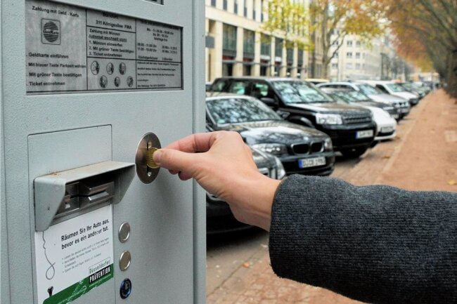 Umwelthilfe fordert überall deutlich höhere Parkgebühren - Um die 3 Euro pro Stunde oder mindestens so viel wie ein Bus- oder Bahnfahrschein sollte das Parken in den Städten kosten, fordert die Deutsche Umwelthilfe. 