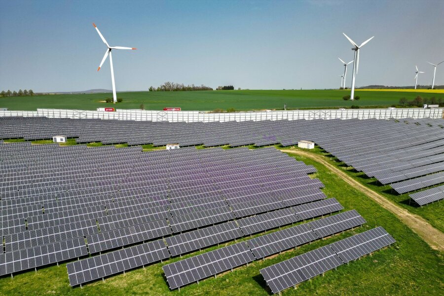 Umweltminister Günther: "Es geht voran bei den Erneuerbaren" - Mehrere Windkraftanlagen stehen hinter einem Solarpark.