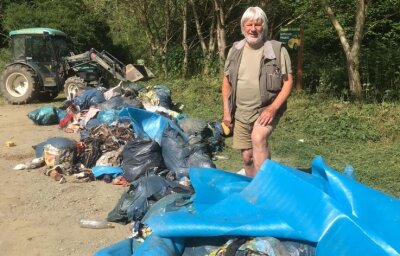 Umweltsauerei an Käppels Teichen - Müllberge auf dem Parkplatz an Käppels Teichen. Touristik-Unternehmer Dieter Käppel hofft wie die Polizei auf Zeugenhinweise. 