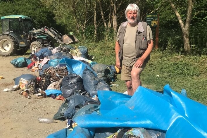 Umweltsauerei an Käppels Teichen - Müllberge auf dem Parkplatz an Käppels Teichen. Touristik-Unternehmer Dieter Käppel hofft wie die Polizei auf Zeugenhinweise. 