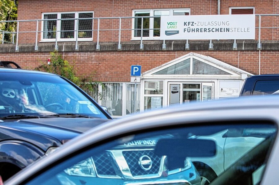 Wer in der Kfz-Zulassung oder in die Führerscheinstelle etwas zu erledigen hat, kann dies weiter am Standort Reichenbacher Straße tun. 