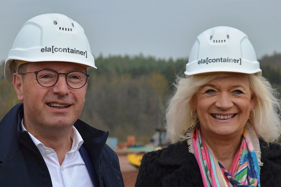 Günter Albers und Liesel Albers-Bentlage, Geschäftsführender Gesellschafter und Managing Partner des Unternehmens, zu Gast auf der Baustelle in Frankenberg. 