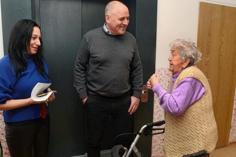 Umzug mit 105 Jahren: Älteste Ellefelderin freut sich auf neue Wohnung - Marianne Drabek (rechts) nutzt den Treff im Treppenhaus, um Ellwog-Mitarbeiterin Nadine Geipel und Bürgermeister Jörg Kerber an ihre Wünsche in Bezug auf ihre neue Wohnung zu erinnern. 