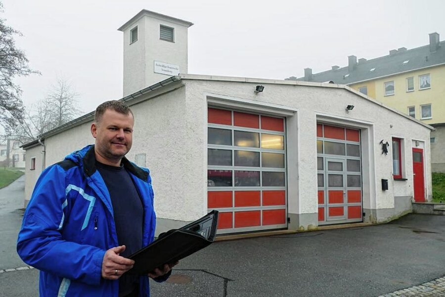 Umzug statt Umbau: Venusberger Feuerwehr erhält neues Gerätehaus - Noch steht Jörg Aurich vor dem alten Feuerwehrgerätehaus in Venusberg, doch die Pläne für das neue Domizil seiner Kameraden hält der Wehrleiter bereits in der Hand.