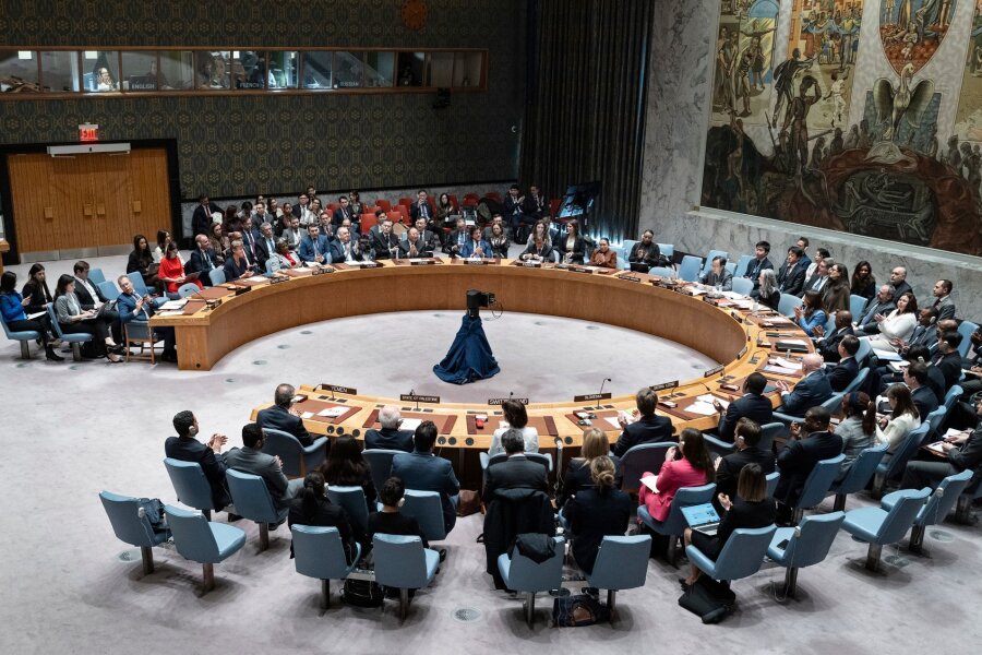 UN-Chef sieht Nahen Osten am Rande des Abgrunds - Mitglieder des Sicherheitsrats der Vereinten Nationen nach einer Abstimmung. Auch die Staats- und Regierungschefs des G7-Treffens verurteilten den iranischen Angriff aufs Schärfste.