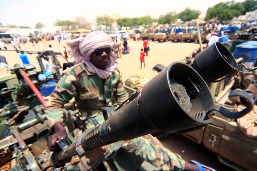 UN: Lage in Sudan droht außer Kontrolle zu geraten - Ein Milizionär sitzt neben militärischer Ausrüstung, die angeblich während eines Gefechts im umkämpften Gebiet in Süd-Darfur erbeutet wurde.