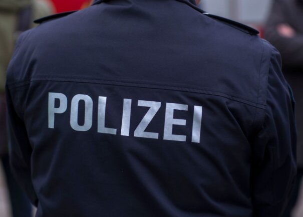 Polizei: «Polizei» steht auf der Uniform eines Polizisten.
