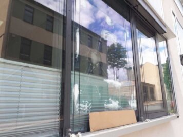 Unbekannte beschädigen Fenster am Landratsamt - Kaputte Außenansicht: Unbekannte haben ein Fenster am Landratsamt in Plauen demoliert.