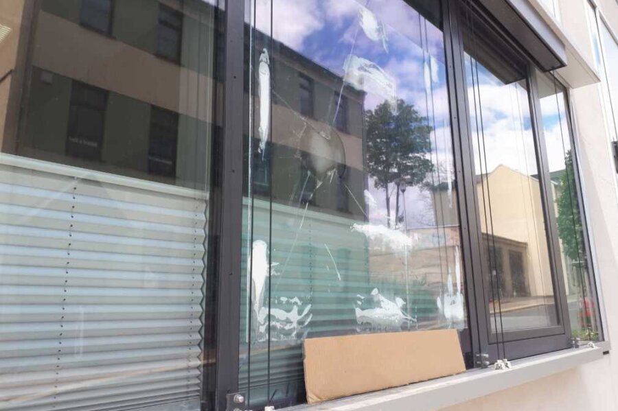 Unbekannte beschädigen Fenster am Landratsamt - Kaputte Außenansicht: Unbekannte haben ein Fenster am Landratsamt in Plauen demoliert.