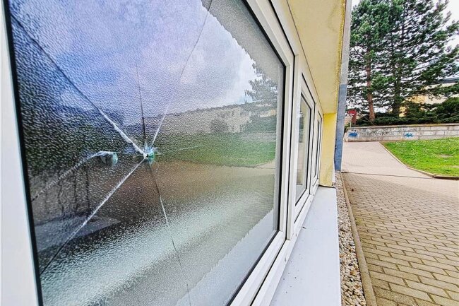 Unbekannte beschädigen Fensterscheiben in Zschopauer Kita - Womöglich mit Steinen haben Unbekannte Fensterscheiben an der Kita "Spatzennest" beschädigt. 