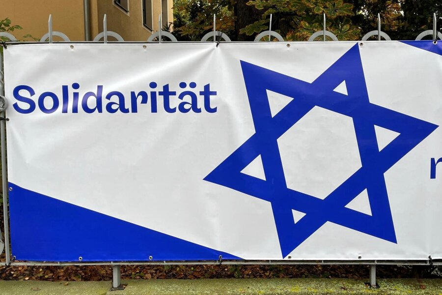 Unbekannte beschädigen Israel-Plakat am Plauener Theater - Das Plakat war an einem Zaun des Vogtland-Theaters angebracht gewesen.