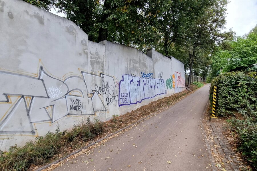 Unbekannte beschmieren Mauer am jüdischen Friedhof in Chemnitz - Die beschmierte Mauer des jüdischen Friedhofs.
