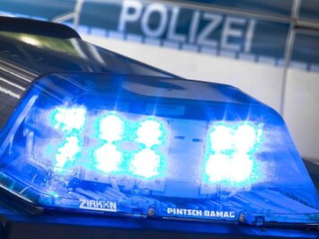 Unbekannte klauen Mercedes in Chemnitz und verursachen Unfall - 