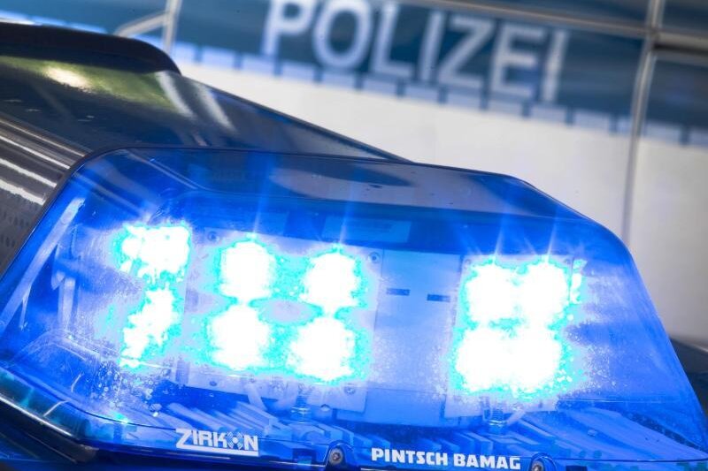 Unbekannte klauen Mercedes in Chemnitz und verursachen Unfall - 