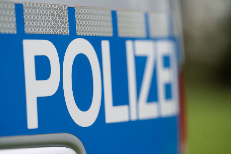 Unbekannte legen nahe von Grundschule Steine zu Hakenkreuz - Ein Einsatzfahrzeug der Polizei.