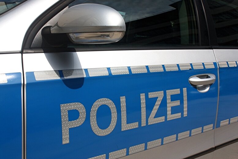 Unbekannte rauben 23-Jährigen in Chemnitz aus - Chemnitz: Diebe verletzen 23-Jährigen.